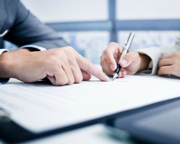 Чи виступає нотаріус податковим агентом при посвідченні договору довічного утримання між фізичними особами?