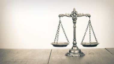 Затінення кімнати внаслідок установлення сусідом огорожі